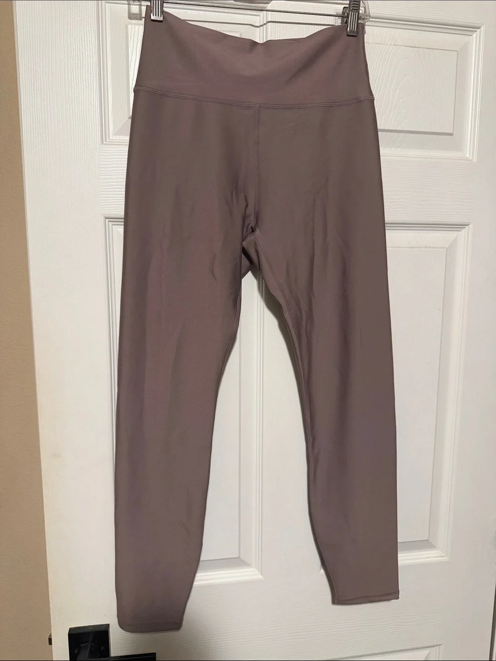 ALO Yoga airlift energy leggings- Mushroom color